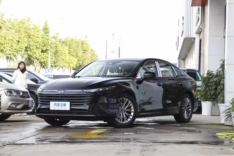 Bestune B70 thế hệ mới đã chính thức ra mắt với 2 cấu hình là tiêu chuẩn và cao cấp, giá xe Bestune B70 2024 lần lượt là 129.900 đến 137.900 nhân dân tệ (tương đương 426 đến 452 triệu đồng). Với số tiền này, khách hàng ở Việt Nam thậm chí còn chưa mua được phiên bản số tự động của dòng xe Toyota Vios hoặc Hyundai Accent 2023.