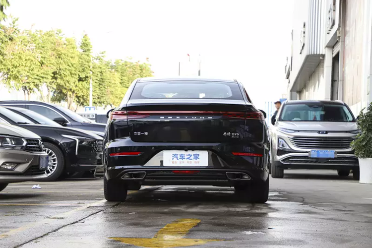 Đồng thời, nhiều đường gân nhô cao trên nắp khoang động cơ của chiếc sedan cỡ trung Bestune B70 thế hệ mới cũng làm tăng cảm giác thể thao cho xe.