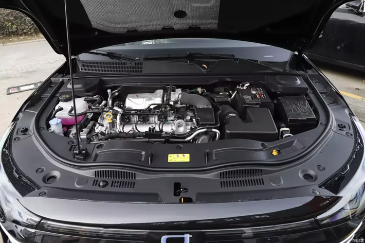 Ngoại hình của B70 mới nhìn chung không thay đổi theo hướng trẻ trung mà ổn định hơn, cho thấy cũng tương đối rõ ràng về định vị và điểm bán của mình. Tin vui là trong tháng 11 năm nay, doanh số của thương hiệu Bestune đạt 12.473 xe.