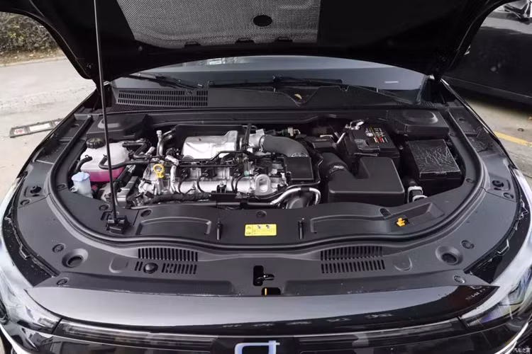 Ngoại hình của B70 mới nhìn chung không thay đổi theo hướng trẻ trung mà ổn định hơn, cho thấy cũng tương đối rõ ràng về định vị và điểm bán của mình. Tin vui là trong tháng 11 năm nay, doanh số của thương hiệu Bestune đạt 12.473 xe.