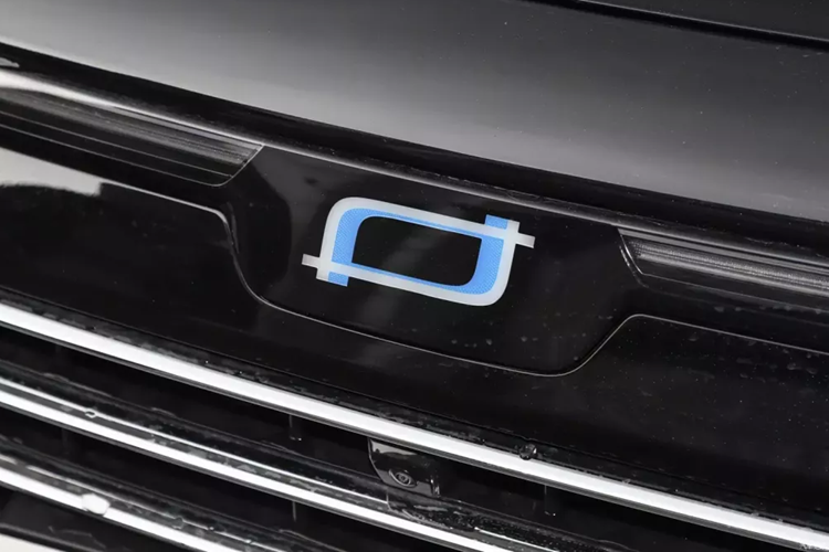 Đồng thời, tạo hình bánh xe nan dày đặc cũng tăng thêm cảm giác tinh tế. Ở phía sau, xe sử dụng cụm đèn hậu dạng xuyên suốt phổ biến hiện nay, kết hợp với cách bố trí ống xả với hai cửa thoát khí hai bên bên dưới đáp ứng nhu cầu thẩm mỹ hiện nay.