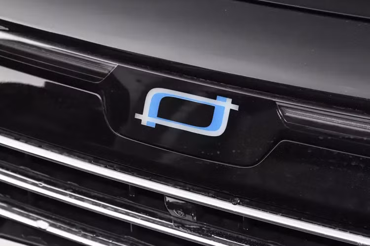 Đồng thời, tạo hình bánh xe nan dày đặc cũng tăng thêm cảm giác tinh tế. Ở phía sau, xe sử dụng cụm đèn hậu dạng xuyên suốt phổ biến hiện nay, kết hợp với cách bố trí ống xả với hai cửa thoát khí hai bên bên dưới đáp ứng nhu cầu thẩm mỹ hiện nay.