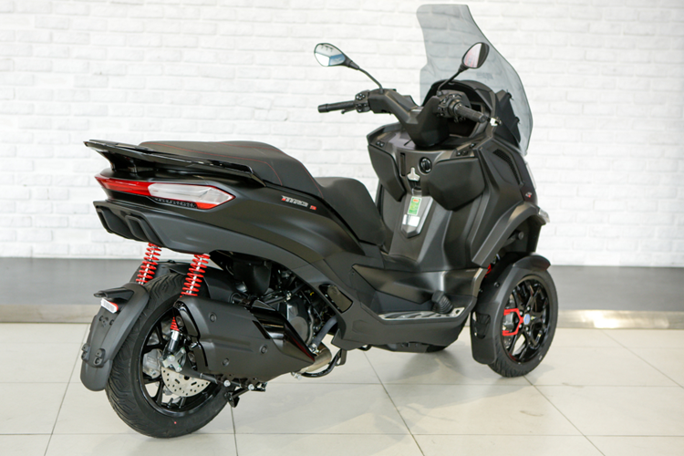 Cung cấp sức mạnh cho MP3 Sport 400 HPE là khối động cơ xi-lanh đơn, dung tích thục 399 phân khối, làm mát bằng dung dịch, phun xăng điện tử, công suất 34,9 mã lực tại 7.500 vòng/phút, mô-men xoắn cực đại 37,7 Nm tại 5.750 vòng/phút.