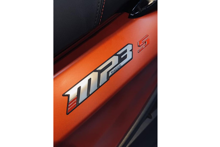 Đặc biệt, ở phiên bản mới này, hãng đã lược bỏ tựa lưng cho người ngồi sau, tạo cảm giác thoải mái hơn khi di chuyển đường dài. Vị trí bình xăng được đặt ở giữa sàn để chân giúp giải phóng không gian dưới yên xe và tạo cảm giác cân bằng hơn khi lái.