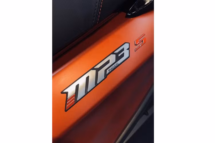 Đặc biệt, ở phiên bản mới này, hãng đã lược bỏ tựa lưng cho người ngồi sau, tạo cảm giác thoải mái hơn khi di chuyển đường dài. Vị trí bình xăng được đặt ở giữa sàn để chân giúp giải phóng không gian dưới yên xe và tạo cảm giác cân bằng hơn khi lái.