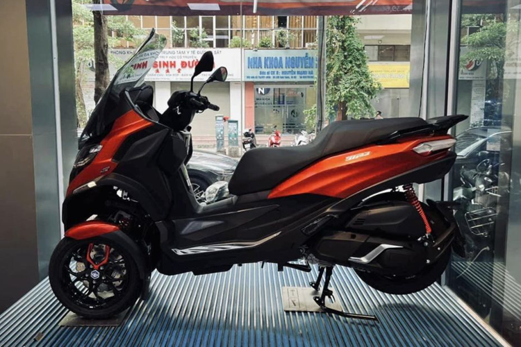 Mâm xe có tạo hình 7 chấu kép với các chấu xe được sơn đen nổi bật. Trong khi đó, bánh sau của xe có kích thước 14 inch, kèm lốp 140/70 R14 và một phanh đĩa 240 mm. Xe còn được trang bị hệ thống chống bó cứng phanh ABS 2 kênh và hệ thống chống trượt ASR giúp xe có thể bám đường tốt và tự động giữ thăng bằng kể cả khi người lái không chống chân.