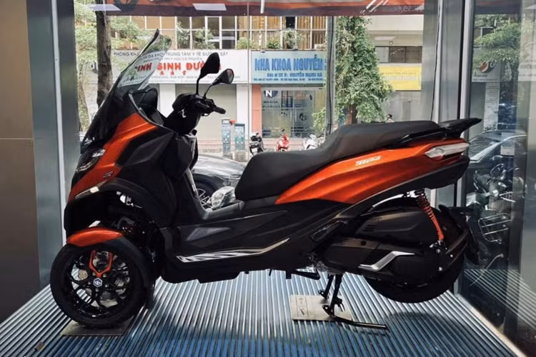 Mâm xe có tạo hình 7 chấu kép với các chấu xe được sơn đen nổi bật. Trong khi đó, bánh sau của xe có kích thước 14 inch, kèm lốp 140/70 R14 và một phanh đĩa 240 mm. Xe còn được trang bị hệ thống chống bó cứng phanh ABS 2 kênh và hệ thống chống trượt ASR giúp xe có thể bám đường tốt và tự động giữ thăng bằng kể cả khi người lái không chống chân.