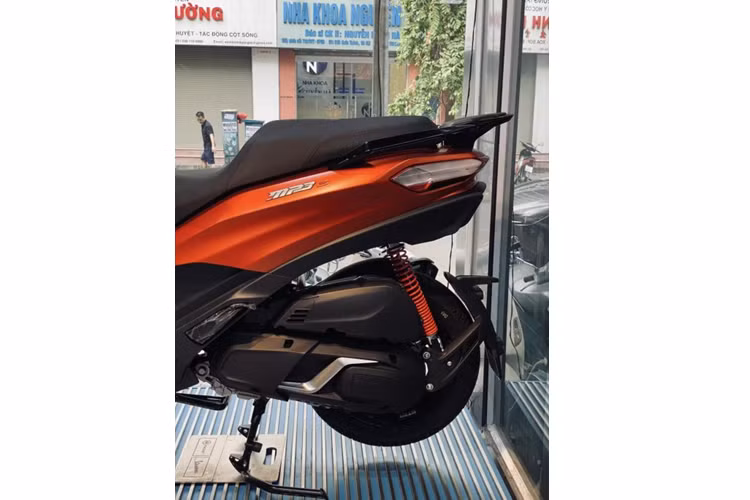 Chưa hết, Piaggio còn trang bị cho MP3 Sport 400 hệ thống cân bằng tự động phiên bản mới với cảm biến trên yên xe. Hệ thống này sẽ tự động tắt đi khi phát hiện có người ngồi. Trong khi ở bản cũ chỉ có thể tắt bật hệ thống cân bằng bằng nút bấm.