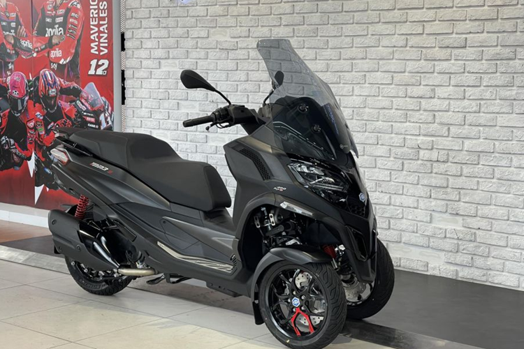 Chiếc xe thể thao 3 bánh này sở hữu kích thước dài x rộng x cao lần lượt là 2.160 x 815 x 1.580 mm. Chiều dài cơ sở 1.580 mm, độ cao yên 780 mm. Điểm nhấn nổi bật về ngoại hình của Piaggio MP3 Sport 2023 mới là thiết kế 2 bánh trước song song với kích thước 13 inch, kèm lốp 110/70 R13.