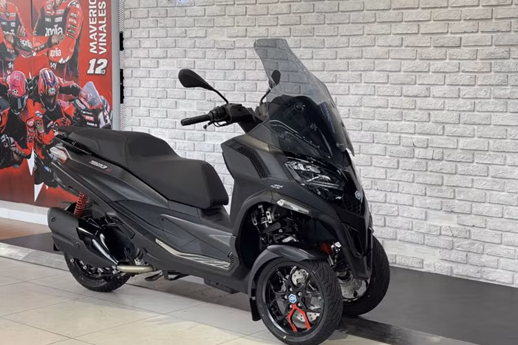 Chiếc xe thể thao 3 bánh này sở hữu kích thước dài x rộng x cao lần lượt là 2.160 x 815 x 1.580 mm. Chiều dài cơ sở 1.580 mm, độ cao yên 780 mm. Điểm nhấn nổi bật về ngoại hình của Piaggio MP3 Sport 2023 mới là thiết kế 2 bánh trước song song với kích thước 13 inch, kèm lốp 110/70 R13.