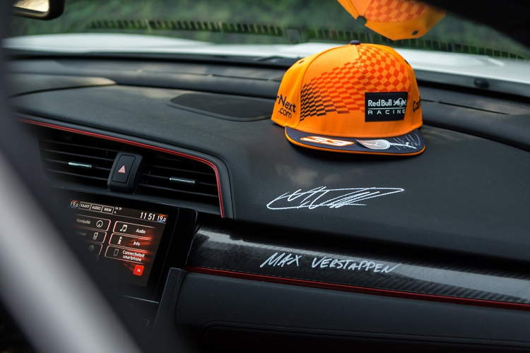 Chữ ký của nhà vô địch F1 có thể được tìm thấy tại taplo ghế hành khách phía trước.