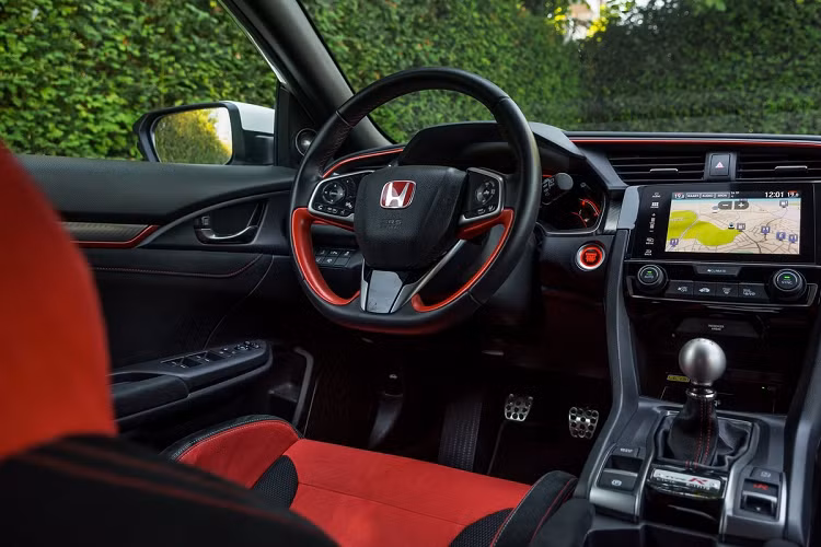 Vị trí ngồi được hạ thấp nhằm giúp người lái có thể vận hành và sang số hiệu quả hơn.