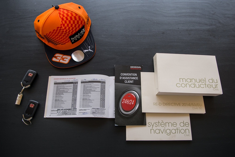 Bên cạnh hiện trạng tốt, chiếc xe còn đi kèm đầy đủ sổ sách bảo dưỡng và hướng dẫn sử dụng, cũng như chiếc nón kỷ niệm với chữ ký của tay đua 2 lần vô địch F1.