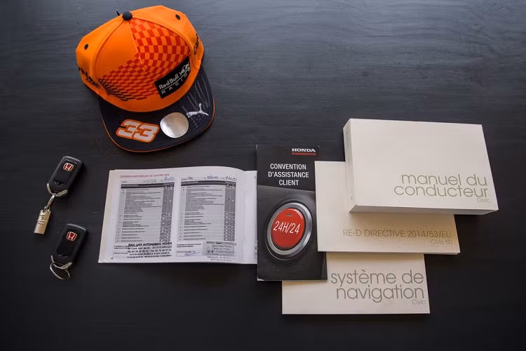 Bên cạnh hiện trạng tốt, chiếc xe còn đi kèm đầy đủ sổ sách bảo dưỡng và hướng dẫn sử dụng, cũng như chiếc nón kỷ niệm với chữ ký của tay đua 2 lần vô địch F1.