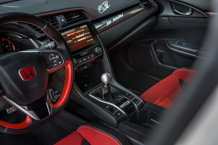 Đi kèm với động cơ này là hộp số sàn 6 cấp với trang bị tiêu chuẩn vi sai chống trượt. Với hệ dẫn động cầu trước, xe có khả năng đạt tốc độ tối đa khoảng 272 km/h.