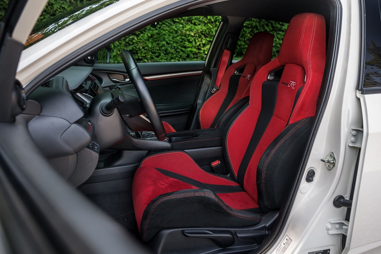 Honda Civic Type R sở hữu nội thất thể thao với bộ ghế đua được bọc chất liệu giả da lộn với tông màu chủ đạo đen và đỏ. Logo Type R được thêu nổi trên tựa lưng.