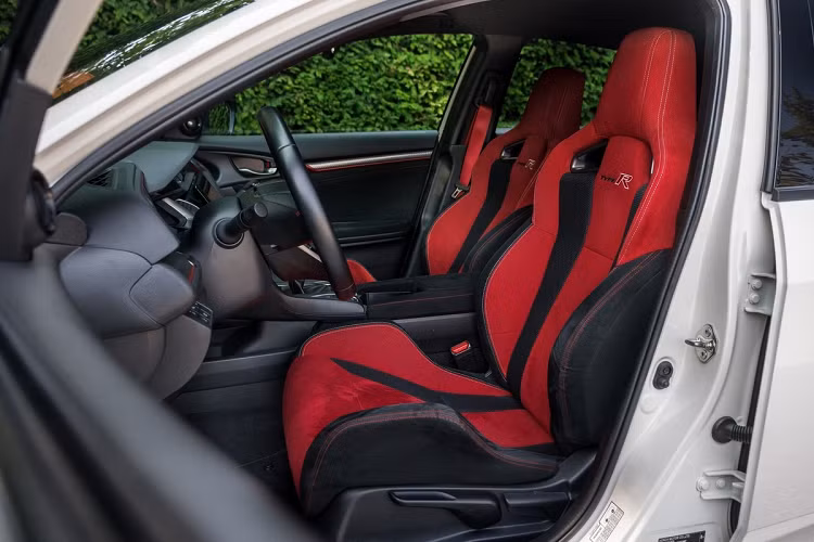 Honda Civic Type R sở hữu nội thất thể thao với bộ ghế đua được bọc chất liệu giả da lộn với tông màu chủ đạo đen và đỏ. Logo Type R được thêu nổi trên tựa lưng.