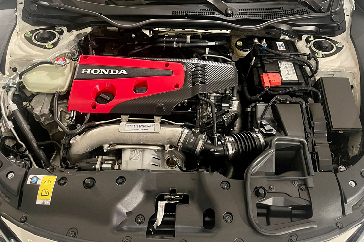 Xe được trang bị khối động cơ tăng áp 4 xy-lanh thẳng hàng 2.0L K20C1. Do thuộc phiên bản dành cho thị trường châu Âu, chiếc Civic Type R này có công suất 320 mã lực.