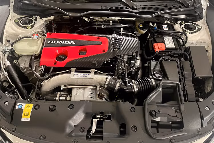 Xe được trang bị khối động cơ tăng áp 4 xy-lanh thẳng hàng 2.0L K20C1. Do thuộc phiên bản dành cho thị trường châu Âu, chiếc Civic Type R này có công suất 320 mã lực.