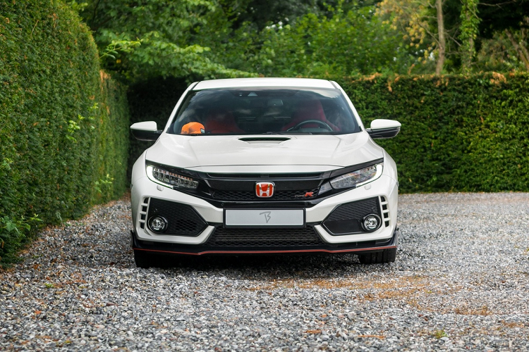 Chiếc Honda Civic Type R đời 2018 thuộc biến thể GT. So với bản tiêu chuẩn, xe được trang bị điều hòa 2 vùng, hệ thống âm thanh 11 loa, sạc không dây, cảm biến trước và sau...