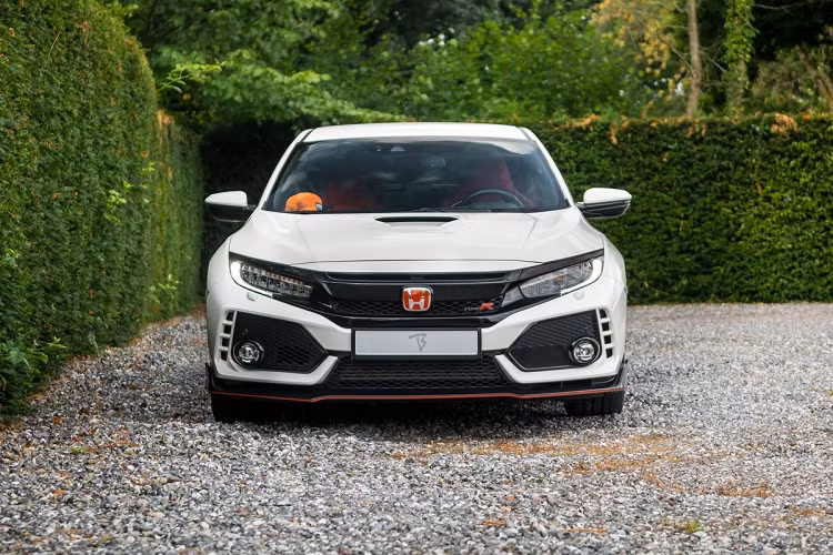 Chiếc Honda Civic Type R đời 2018 thuộc biến thể GT. So với bản tiêu chuẩn, xe được trang bị điều hòa 2 vùng, hệ thống âm thanh 11 loa, sạc không dây, cảm biến trước và sau...
