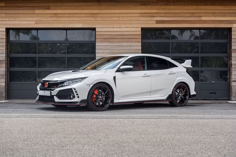  Honda Civic Type R hiệu năng cao là mẫu xe thể thao luôn được sự săn đón của những tín đồ tốc độ. Đặc biệt hơn, đây là chiếc xe từng thuộc sở hữu của tay đua Max Verstappen.
