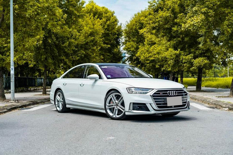 Chiếc Audi S8 đời 2021 trong bài được đưa về nước vào năm 2021 và là xe đầu tiên về Việt Nam. Vào thời điểm mới về nước, chủ sở hữu phải chi số tiền khoảng 15 tỷ đồng để lăn bánh chiếc sedan hạng sang này.