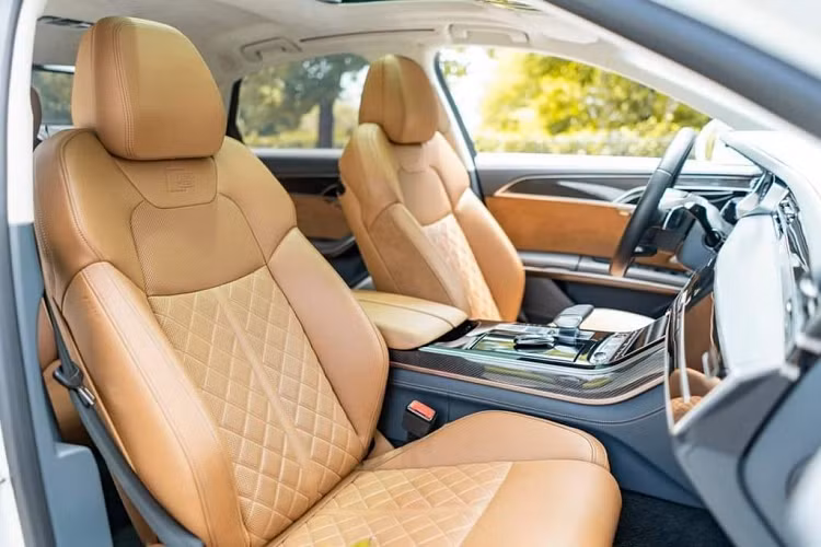 Cung cấp sức mạnh cho Audi S8 là khối động cơ V8 dung tích 4.0L tăng áp kép, công suất tối đa 563 mã lực, mô-men xoắn 800 Nm, kết hợp hộp số tự động 8 cấp S-Tronic.