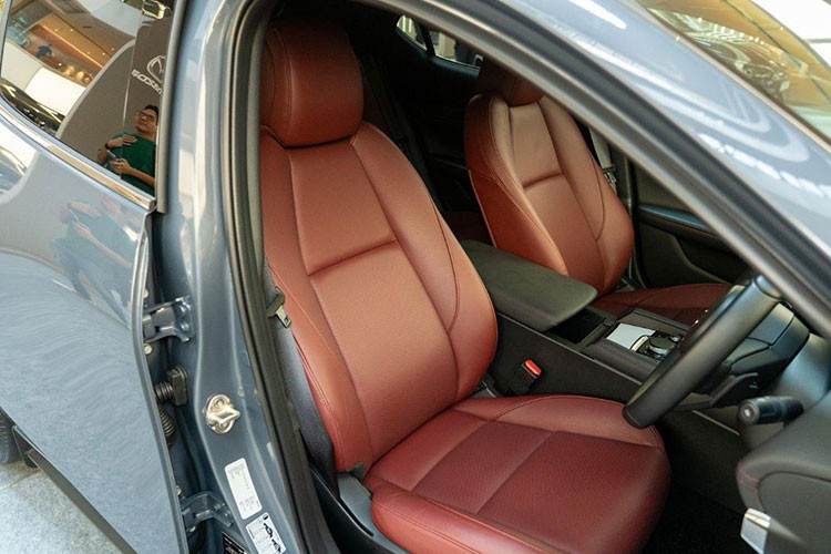 Trang bị an toàn tiêu chuẩn của mẫu xe này khá cơ bản với 4 cảm biến phía sau, 7 túi khí, camera lùi, hệ thống chống bó cứng phanh ABS, phân phối lực phanh điện tử EBD, hỗ trợ lực phanh khẩn cấp BA, kiểm soát lực kéo và hỗ trợ khởi hành ngang dốc.