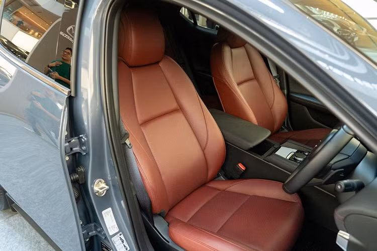 Trang bị an toàn tiêu chuẩn của mẫu xe này khá cơ bản với 4 cảm biến phía sau, 7 túi khí, camera lùi, hệ thống chống bó cứng phanh ABS, phân phối lực phanh điện tử EBD, hỗ trợ lực phanh khẩn cấp BA, kiểm soát lực kéo và hỗ trợ khởi hành ngang dốc.