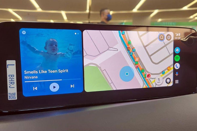 Bảng đồng hồ của xe cỡ 7 inch, màn hình hiển thị thông tin kính lái HUD, điều hòa tự động 2 vùng, ghế lái chỉnh điện 10 hướng, ghế lái nhớ vị trí, ghế bọc da màu đen và hệ thống âm thanh 8 loa. Trong khi đó, bản cao cấp hơn sẽ được trang bị đèn LED định vị ban ngày và vành hợp kim 18 inch. Riêng bản cao cấp nhất sẽ có vành hợp kim và ốp gương chiếu hậu màu đen cũng như nội thất bọc da màu đỏ rượu.