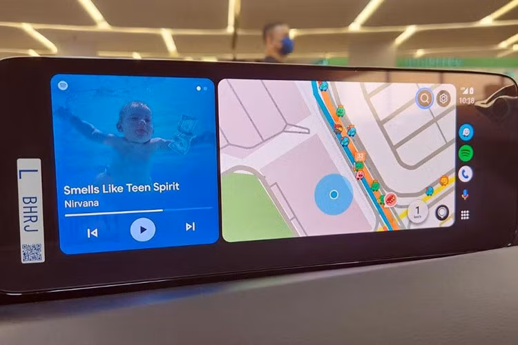 Bảng đồng hồ của xe cỡ 7 inch, màn hình hiển thị thông tin kính lái HUD, điều hòa tự động 2 vùng, ghế lái chỉnh điện 10 hướng, ghế lái nhớ vị trí, ghế bọc da màu đen và hệ thống âm thanh 8 loa. Trong khi đó, bản cao cấp hơn sẽ được trang bị đèn LED định vị ban ngày và vành hợp kim 18 inch. Riêng bản cao cấp nhất sẽ có vành hợp kim và ốp gương chiếu hậu màu đen cũng như nội thất bọc da màu đỏ rượu.