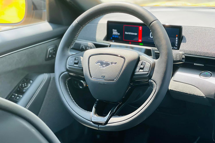 Bên trong cabin, nội thất của Ford Mustang Mach-E GT được thiết kế tối giản với điểm nhấn là màn hình giải trí khổng lồ có kích thước lên đến 15,5 inch.