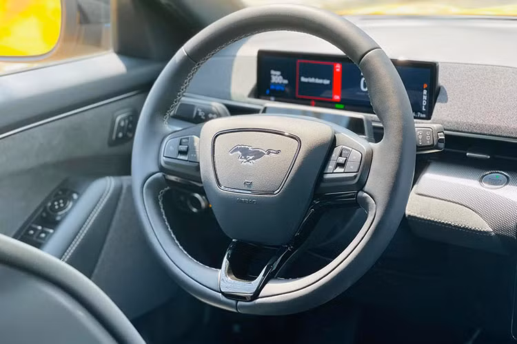 Bên trong cabin, nội thất của Ford Mustang Mach-E GT được thiết kế tối giản với điểm nhấn là màn hình giải trí khổng lồ có kích thước lên đến 15,5 inch.