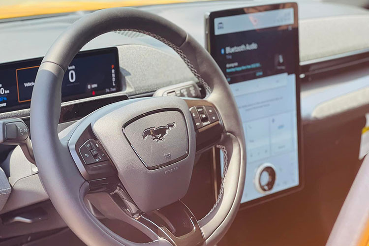 Tại đây sẽ hiển thị mọi thông tin của xe như nhiệt độ, hệ thống định vị, bản đồ, hiển thị cuộc gọi, các tác vụ giải trí, nghe nhạc. Ngoài ra, chiếc SUV điện còn có dàn âm thanh 9 loa B&amp;O kèm 1 loa trầm và cả tùy chọn cửa sổ trời toàn cảnh...