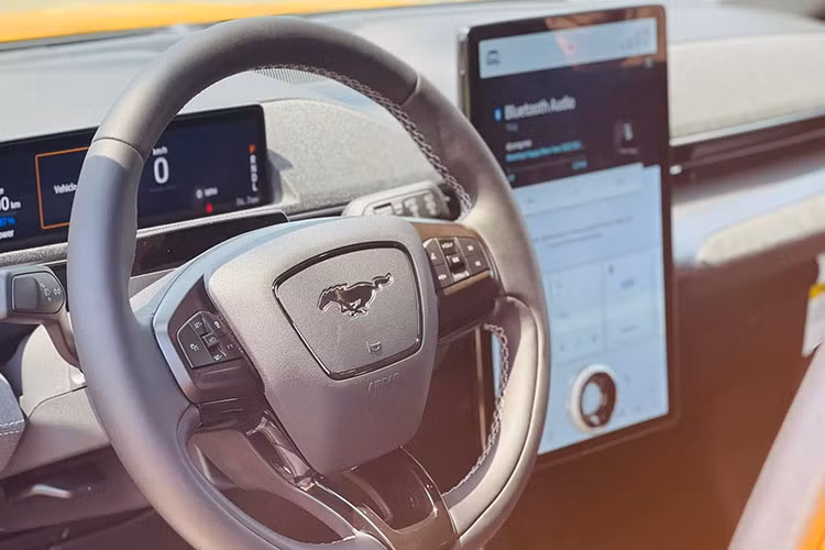 Tại đây sẽ hiển thị mọi thông tin của xe như nhiệt độ, hệ thống định vị, bản đồ, hiển thị cuộc gọi, các tác vụ giải trí, nghe nhạc. Ngoài ra, chiếc SUV điện còn có dàn âm thanh 9 loa B&amp;O kèm 1 loa trầm và cả tùy chọn cửa sổ trời toàn cảnh...