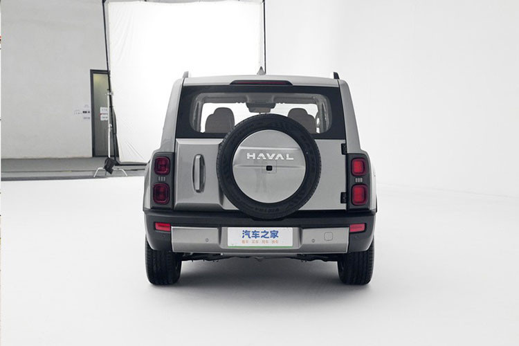 Phần hông xe cũng được thiết kế vuông vắn, có thể thấy Haval Raptor được lắp các thanh chắn chống trầy xước ở vòm bánh xe và phần dưới cửa, nóc xe được trang bị giá để hành lý. Bánh xe 5 chấu màu đen rất mạnh mẽ cùng bộ lốp chuyên dụng, mang lại khả năng lái mạnh mẽ trên đường không trải nhựa. Phía sau thân xe được trang bị lốp dự phòng bên ngoài, cửa cốp được thay đổi sang thiết kế mở sang một bên thường thấy ở các mẫu xe địa hình.