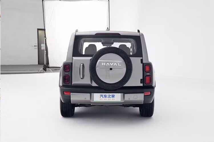 Phần hông xe cũng được thiết kế vuông vắn, có thể thấy Haval Raptor được lắp các thanh chắn chống trầy xước ở vòm bánh xe và phần dưới cửa, nóc xe được trang bị giá để hành lý. Bánh xe 5 chấu màu đen rất mạnh mẽ cùng bộ lốp chuyên dụng, mang lại khả năng lái mạnh mẽ trên đường không trải nhựa. Phía sau thân xe được trang bị lốp dự phòng bên ngoài, cửa cốp được thay đổi sang thiết kế mở sang một bên thường thấy ở các mẫu xe địa hình.