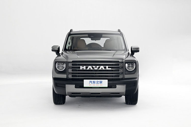 Xe có đèn hậu đôi, dựng dọc, rất phong cách. Về thông số kích thước, Haval Raptor có chiều dài 4.800 mm (lốp dự phòng ngoài), rộng 1.916 mm, cao 1.822mm, chiều dài cơ sở 2.738 mm Chiếc SUV địa hình cỡ trung này có góc tiếp cận 24°, góc khởi hành 30°, góc vượt dọc 19°, khoảng sáng gầm tối thiểu khi chở đầy xe 170 mm, Khoảng sáng gầm tối thiểu của Haval Raptor là 200mm, độ sâu lội nước là 560 mm và góc leo tối đa có thể đạt tới 60%.