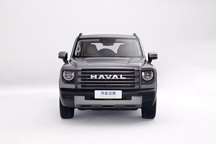 Xe có đèn hậu đôi, dựng dọc, rất phong cách. Về thông số kích thước, Haval Raptor có chiều dài 4.800 mm (lốp dự phòng ngoài), rộng 1.916 mm, cao 1.822mm, chiều dài cơ sở 2.738 mm Chiếc SUV địa hình cỡ trung này có góc tiếp cận 24°, góc khởi hành 30°, góc vượt dọc 19°, khoảng sáng gầm tối thiểu khi chở đầy xe 170 mm, Khoảng sáng gầm tối thiểu của Haval Raptor là 200mm, độ sâu lội nước là 560 mm và góc leo tối đa có thể đạt tới 60%.