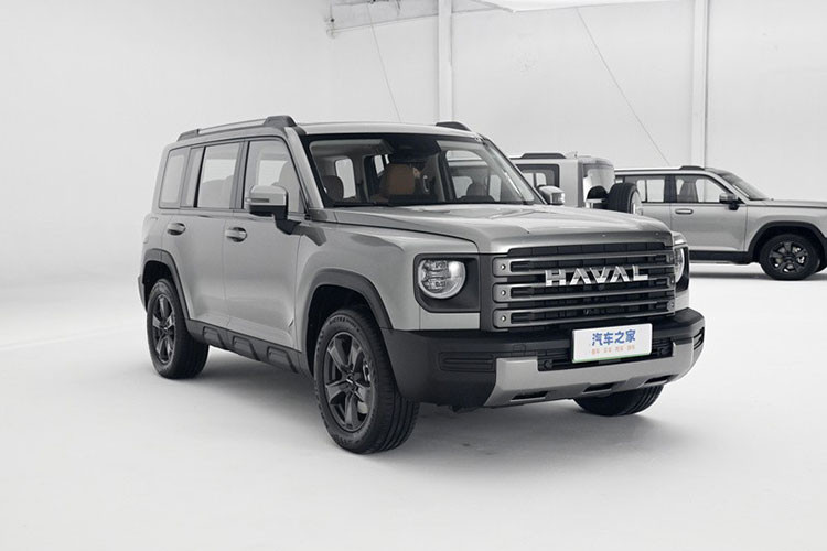 Mức giá xe Haval Raptor 2024 cho tổng cộng 3 mẫu xe được giới thiệu lần lượt là 165.800/173.800/183.800 nhân dân tệ (tương ứng là 539 triệu đồng, 565 triệu đồng và sau cùng đắt nhất là 598 triệu đồng). Đối thủ trực tiếp nhất của Haval Raptor chính là Chery Jetour Traveller, cả hai mẫu xe đều có ngoại hình vuông vức, được trang bị khóa vi sai cầu sau. 