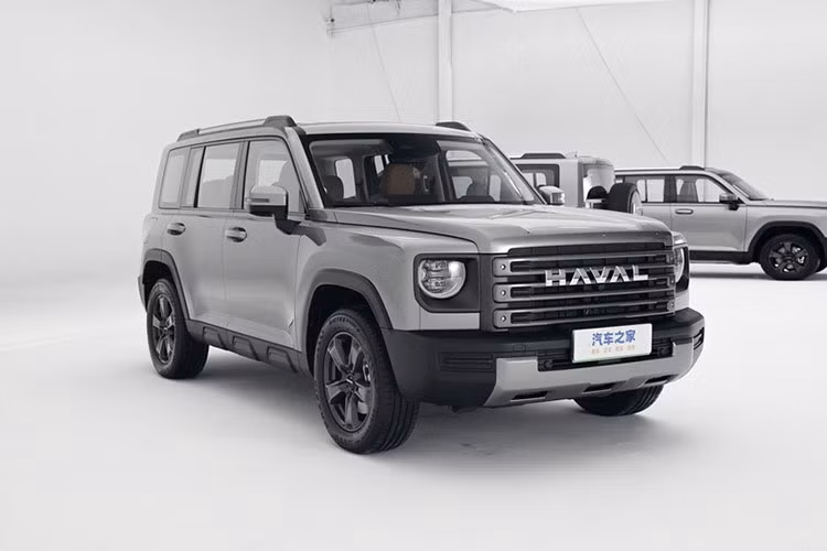 Mức giá xe Haval Raptor 2024 cho tổng cộng 3 mẫu xe được giới thiệu lần lượt là 165.800/173.800/183.800 nhân dân tệ (tương ứng là 539 triệu đồng, 565 triệu đồng và sau cùng đắt nhất là 598 triệu đồng). Đối thủ trực tiếp nhất của Haval Raptor chính là Chery Jetour Traveller, cả hai mẫu xe đều có ngoại hình vuông vức, được trang bị khóa vi sai cầu sau. 