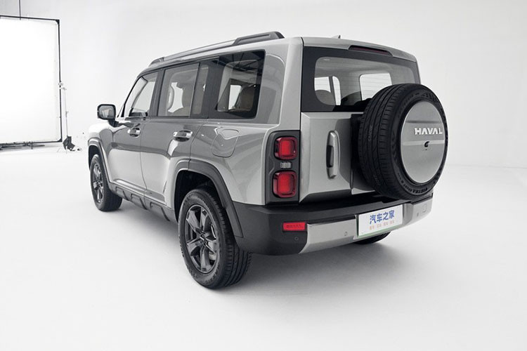 Về khả năng off-road, xe mới được trang bị khóa vi sai trục sau, có thể khóa vi sai cầu sau khi một bên bánh sau bị trượt, giúp xe có khả năng thoát khó mạnh mẽ hơn. Xe mới có 7 chế độ lái cho bạn lựa chọn gồm chế độ tuyết, cát, bùn... đồng thời còn được trang bị hệ thống hỗ trợ lái xe thông minh L2.