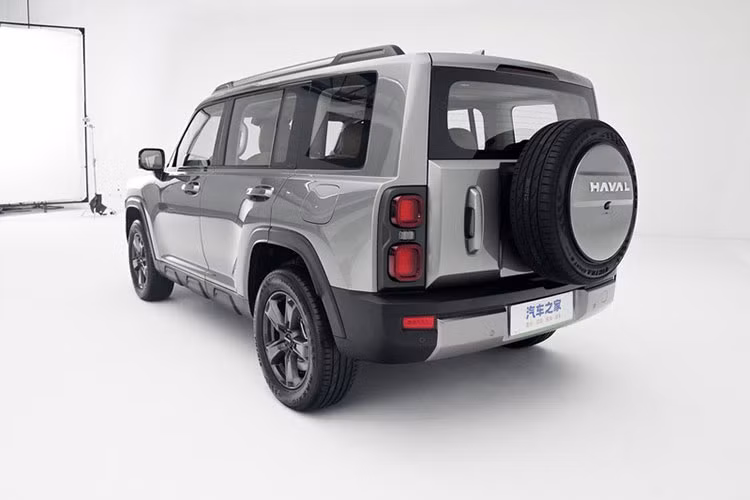 Về khả năng off-road, xe mới được trang bị khóa vi sai trục sau, có thể khóa vi sai cầu sau khi một bên bánh sau bị trượt, giúp xe có khả năng thoát khó mạnh mẽ hơn. Xe mới có 7 chế độ lái cho bạn lựa chọn gồm chế độ tuyết, cát, bùn... đồng thời còn được trang bị hệ thống hỗ trợ lái xe thông minh L2.