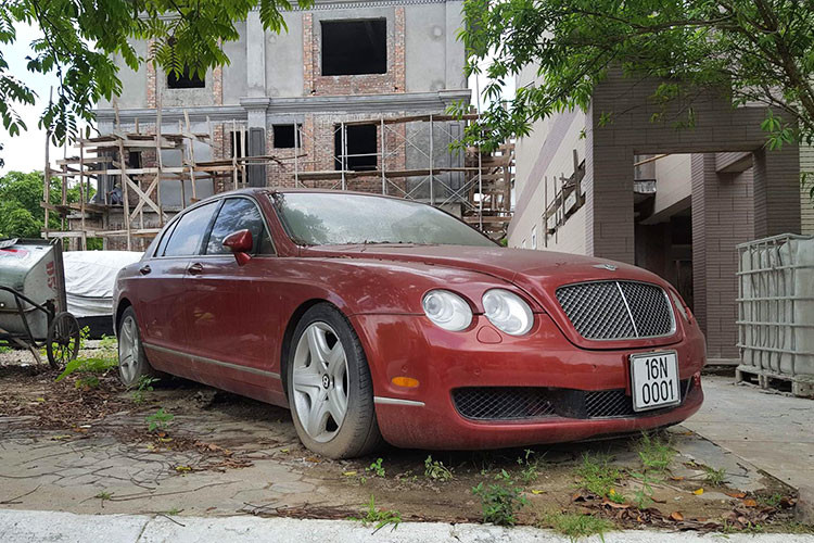 Đặc biệt hơn, đây cũng chính là chiếc Bentley Continental Flying Spur bị bỏ xó trên vỉa hè tại Hải Phòng và từng gây "sốt mạng" vào năm 2018. tại thời điểm mới về Việt Nam, mẫu siêu xe sang này có giá cả chục tỷ đồng,