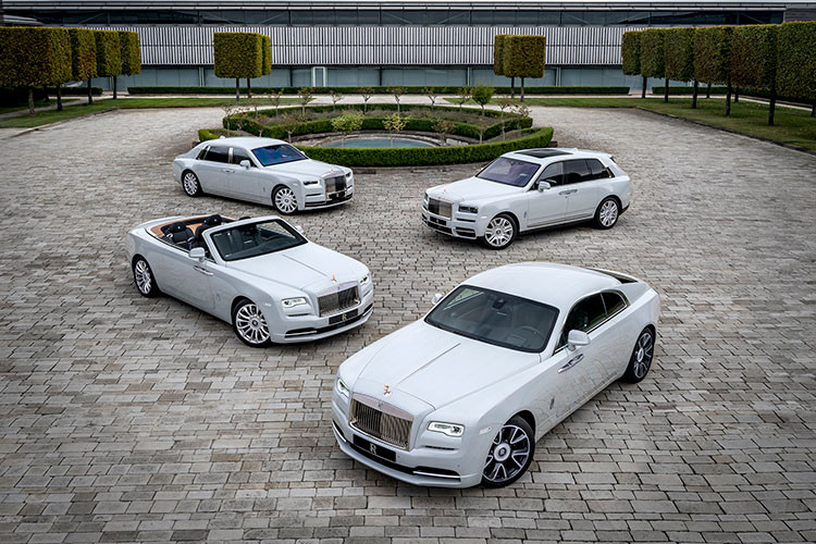 Đối với các vị khách hàng và những người yêu thích Rolls-Royce trên toàn thế giới, nó là hiện thân cho tham vọng, thành tựu, sự ưu tú và thành công. Quả thực, biểu tượng Spirit of Ecstasy truyền cảm hứng cho sự vĩ đại – mọi chiếc xe mà nó hiện diện đều đậm chất siêu sang.