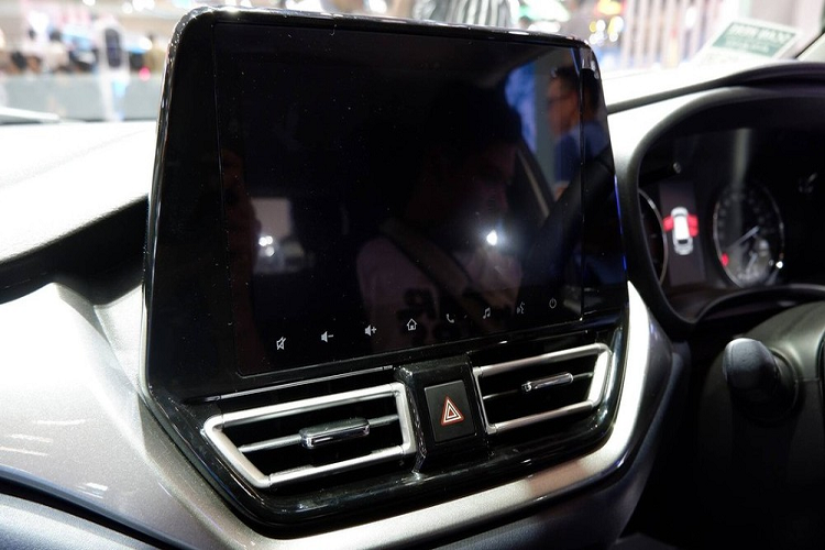 Cụ thể, Suzuki Baleno 2023 nâng cấp ở thị trường Indonesia có thêm màn hình cảm ứng trung tâm 9 inch, hỗ trợ Apple CarPlay và Android Auto. Ở phiên bản cũ, xe chỉ dùng màn hình có kích thước 6,8 inch. Màn hình lớn hơn được dùng để hỗ trợ tính năng an toàn mới của Suzuki Baleno 2023, đó là hệ thống camera quan sát toàn cảnh 360 độ.