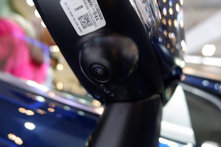 Tiếp theo đó là mặt táp-lô với thiết kế 3 tầng, vô lăng vát đáy thể thao/bọc da/tích hợp phím chức năng, màn hình đa thông tin 4,2 inch trong bảng đồng hồ, ghế bọc nỉ, hệ thống điều hòa tự động với cửa gió ở hàng ghế sau, gương chiếu hậu chống chói và màn hình hiển thị thông tin kính lái (HUD).