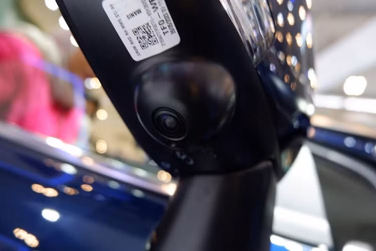 Tiếp theo đó là mặt táp-lô với thiết kế 3 tầng, vô lăng vát đáy thể thao/bọc da/tích hợp phím chức năng, màn hình đa thông tin 4,2 inch trong bảng đồng hồ, ghế bọc nỉ, hệ thống điều hòa tự động với cửa gió ở hàng ghế sau, gương chiếu hậu chống chói và màn hình hiển thị thông tin kính lái (HUD).