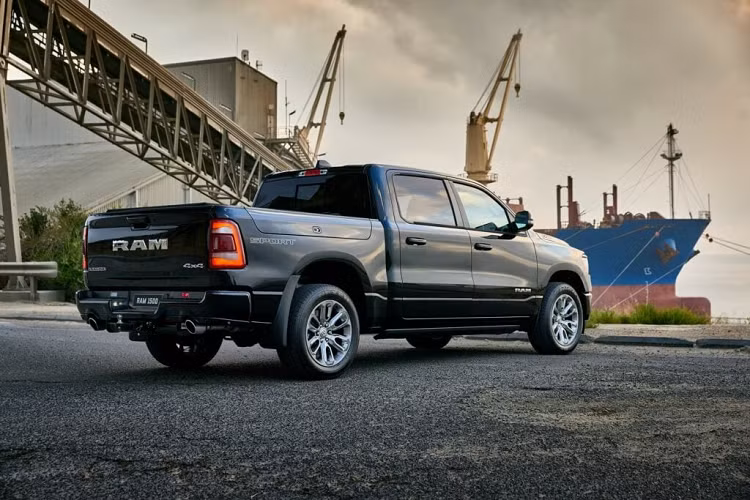 Các tính năng an toàn quan trọng khác của Ram 1500 Laramie Sport 2023 mới bao gồm hỗ trợ đỗ xe song song/vuông góc, cảnh báo chệch làn đường Lane Sense, kiểm soát hành trình thích ứng, hệ thống hỗ trợ đỗ xe trước và sau và camera lùi.